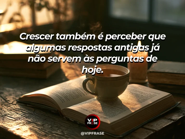 Frase reflexiva sobre crescimento e novas perguntas, com livros e caderno iluminados.