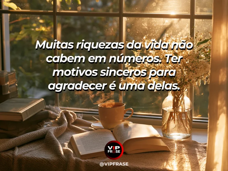 Mensagem de gratidão sobre a beleza de reconhecer o que temos, em caderno aberto sobre mesa de madeira com luz natural e composição minimalista