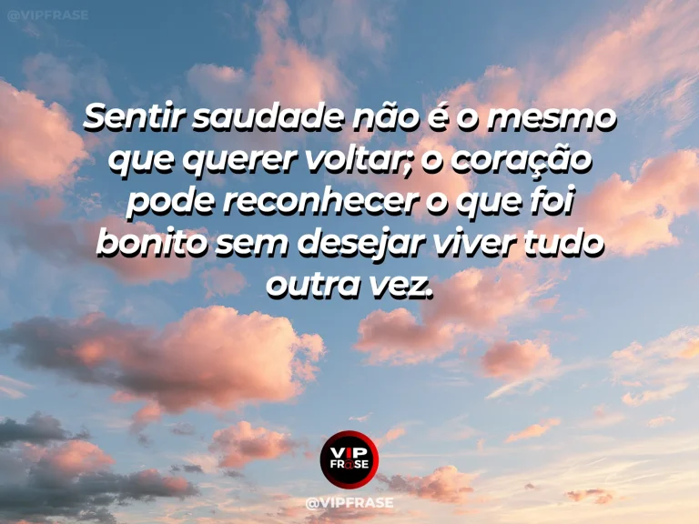 Frase reflexiva sobre sentir saudade sem precisar voltar ao passado, com céu claro e nuvens rosadas.
