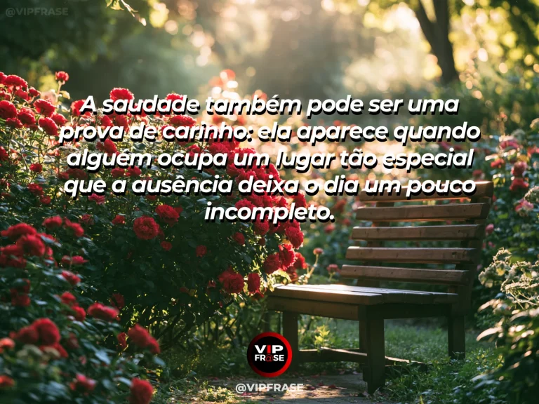 Mensagem sobre amor e saudade com cadeira vazia junto à janela ao fim da tarde.