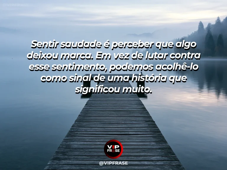 Mensagem reflexiva sobre saudade, com fim de tarde luminoso junto a um lago, com banco vazio, flores suaves e céu colorido.
