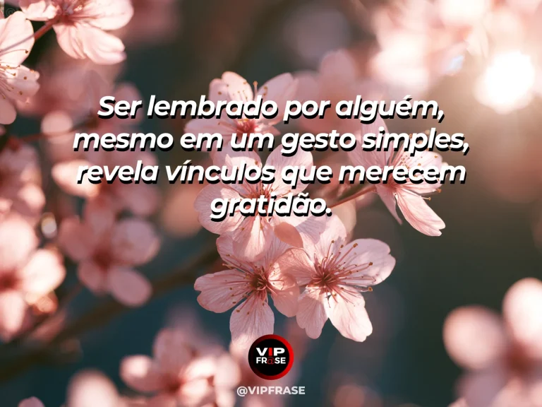 Frase de gratidão com pequeno cartão lembrança ao lado de flores delicadas