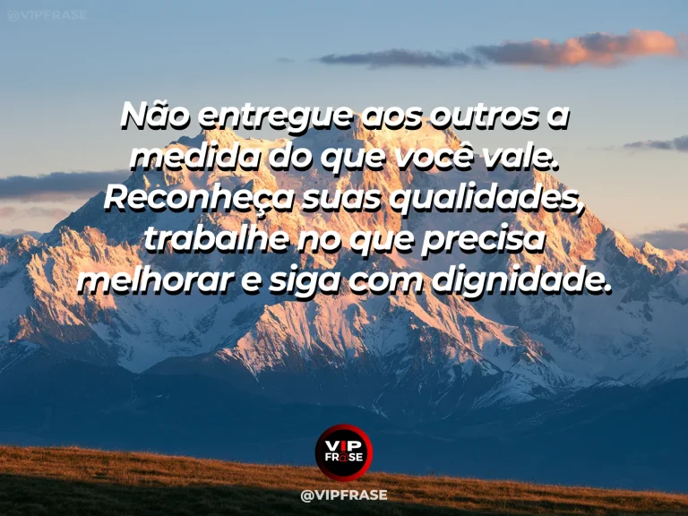 Frase motivacional sobre autoestima, com uma pessoa em postura confiante sobre um terraço ao amanhecer, com a cidade desfocada ao fundo.