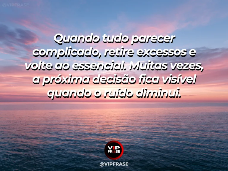 Mensagem motivacional sobre sabedoria e sucesso, com uma mesa minimalista após a retirada de excessos, com um único caminho visual claro.