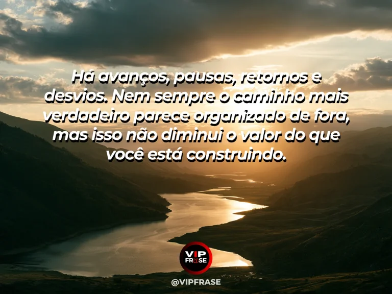 Mensagem de reflexão sobre vida e confianca, com trilha curva atravessando colinas verdes e floridas sob céu aberto, celebrando percursos não lineares.