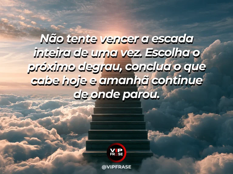 Frase motivacional sobre sucesso, com uma escada externa simples com degraus sucessivos iluminados pelo sol.