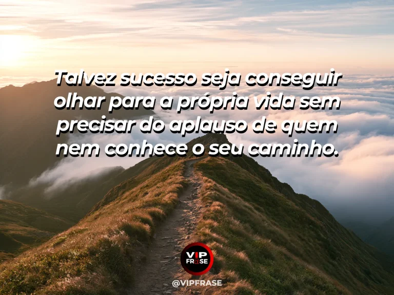 Frase reflexiva sobre sucesso e autoestima com pessoa sozinha diante de paisagem ampla.
