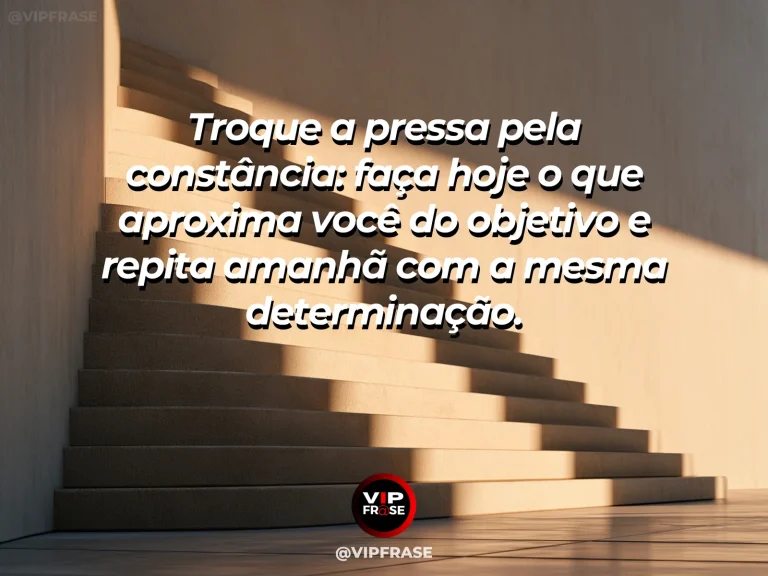 Frase motivacional sobre sucesso com escadaria moderna subindo para a luz.