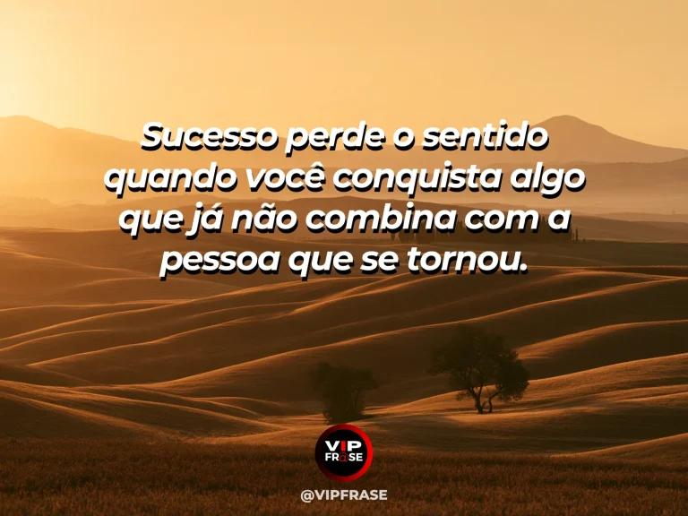 Frase reflexiva sobre sucesso com cidade vista de terraço ao pôr do sol.