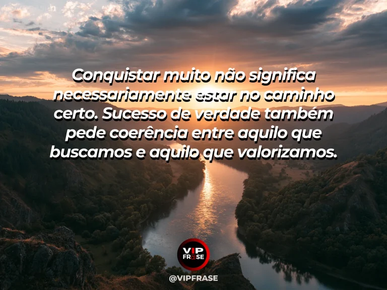 Mensagem reflexiva sobre sucesso, com mirante elevado com cidade ao fundo e natureza verde em primeiro plano sob luz dourada.