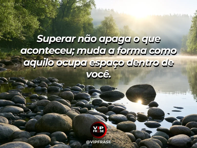 Frase reflexiva sobre superação com rio claro entre pedras e vegetação.
