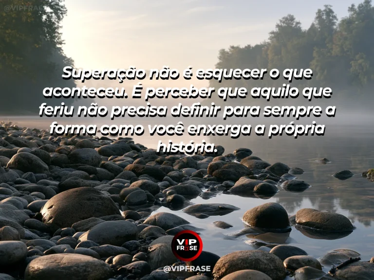 Mensagem reflexiva sobre superação, com uma planta verde brotando entre pedras depois da chuva, iluminada por um raio de sol.