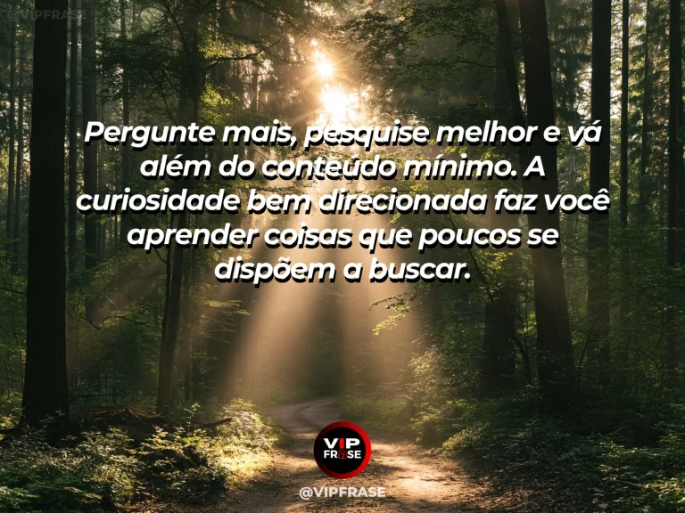 Mensagem motivacional sobre estudo e sucesso, com uma lupa sobre livros e anotações em uma mesa iluminada.
