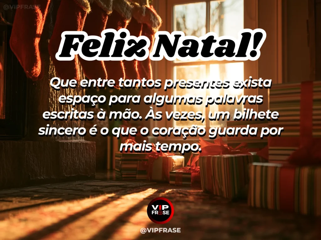 Arte de Natal sobre carinho, com cartão de Natal escrito à mão ao lado de presente e ramos de pinheiro com iluminação aconchegante.