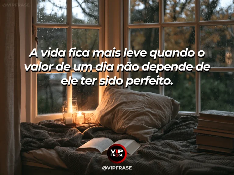 Frase reflexiva sobre vida, felicidade com mesa de café junto a uma janela ensolarada com flores frescas.