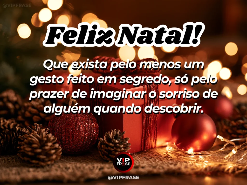 Pequeno presente deixado discretamente à porta com luzes de Natal ao fundo