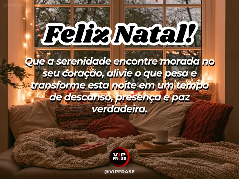 Mensagem de Natal sobre paz, com sala natalina serena com velas, árvore iluminada e janela ao entardecer.