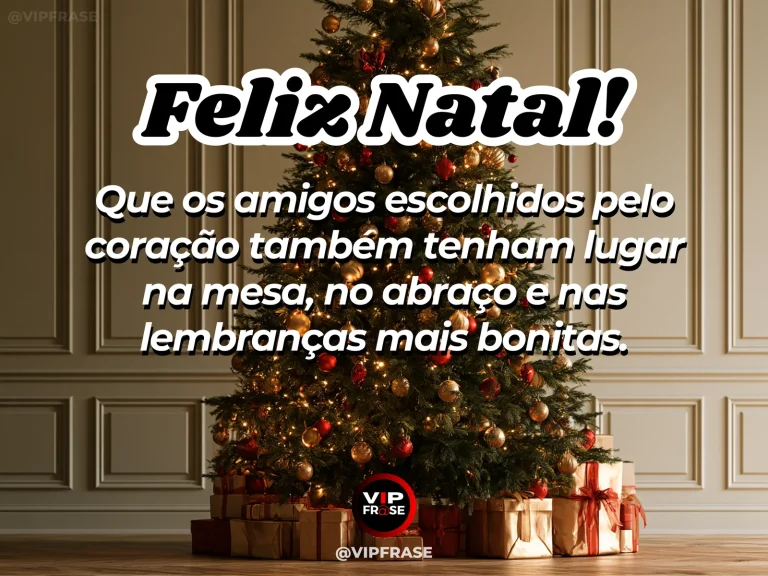 Mensagem de Natal sobre amizade e família, com mesa de Natal descontraída com várias canecas diferentes e cadeiras próximas, clima de amizade que se tornou pertencimento.