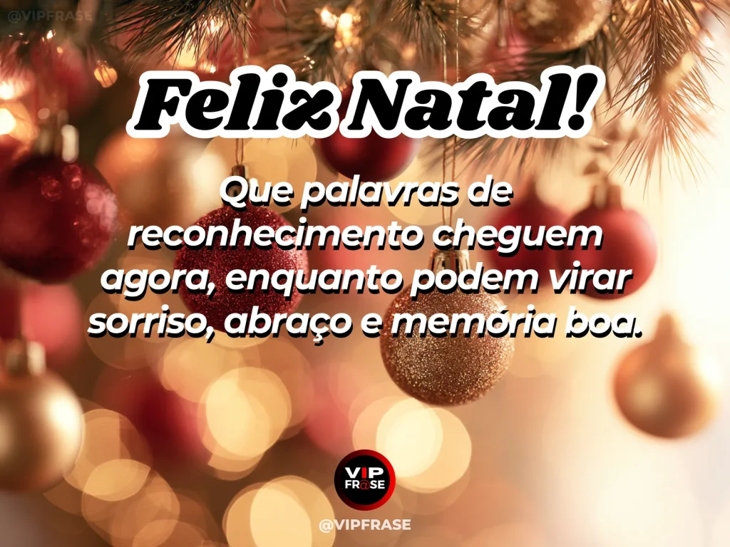 Mensagem de Natal sobre gratidão e carinho, com pequenos cartões natalinos ao lado de presentes e flores, luz dourada sugerindo reconhecimento dito no tempo certo.
