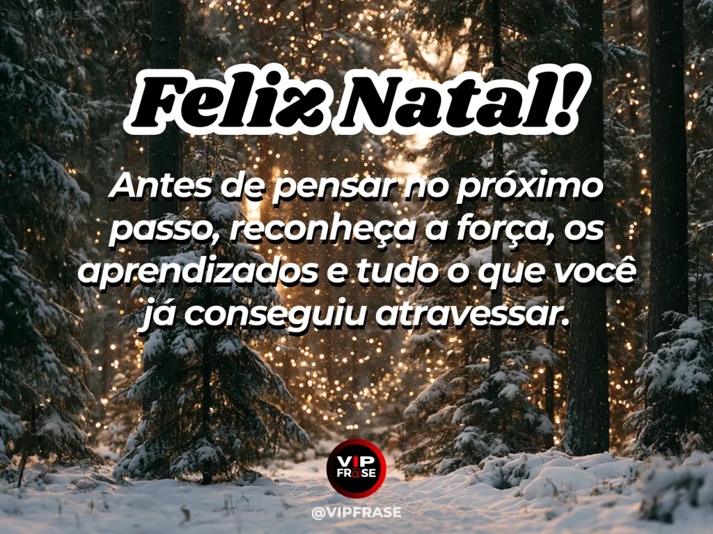 Mensagem de Natal sobre autoestima e superação, com trilha iluminada por pequenas luzes natalinas levando a um mirante, atmosfera de conquista silenciosa e crescimento.