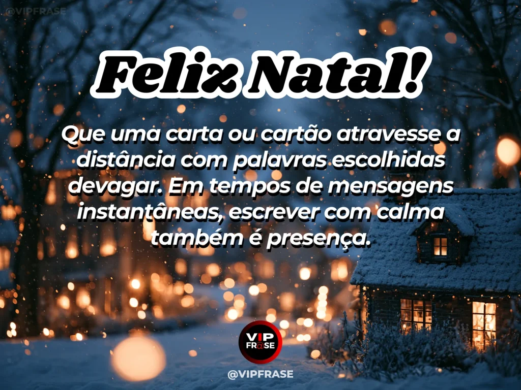 Arte de Natal sobre carinho, saudade, com carta de Natal com envelope, caneta e decoração nostálgica sob luzes quentes.