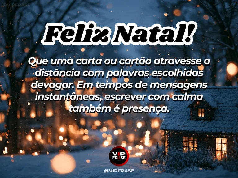 Arte de Natal sobre carinho, saudade, com carta de Natal com envelope, caneta e decoração nostálgica sob luzes quentes.
