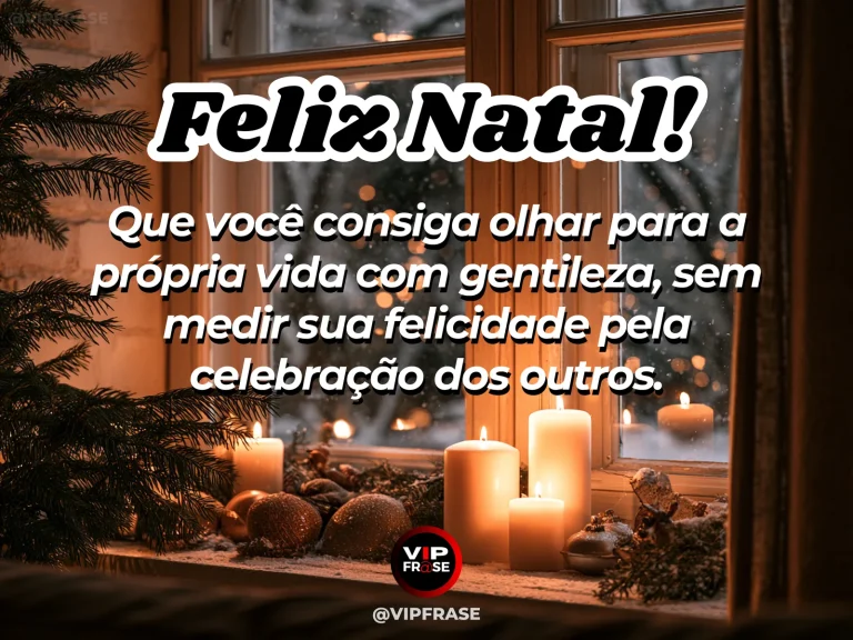 Mensagem de Natal sobre autoestima e felicidade, com pequena árvore de Natal simples e bonita diante de uma janela com luzes distantes, valorizando uma celebração própria e suficiente.