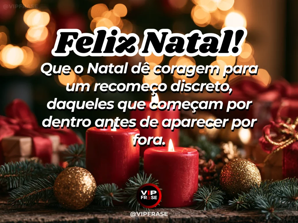 Vela sendo acesa diante de fundo natalino desfocado, simbolizando início íntimo e silencioso
