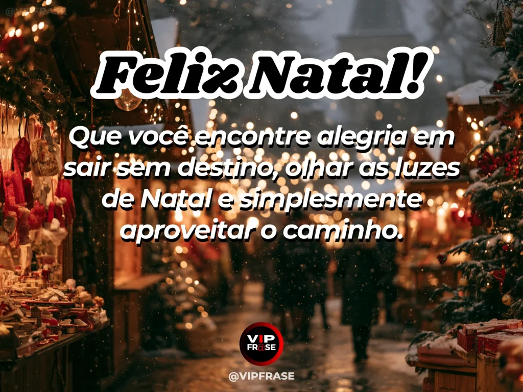 Rua arborizada com luzes de Natal ao entardecer, calçada tranquila e atmosfera de passeio