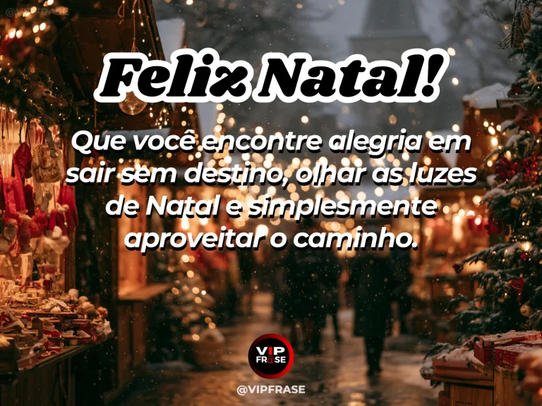 Rua arborizada com luzes de Natal ao entardecer, calçada tranquila e atmosfera de passeio