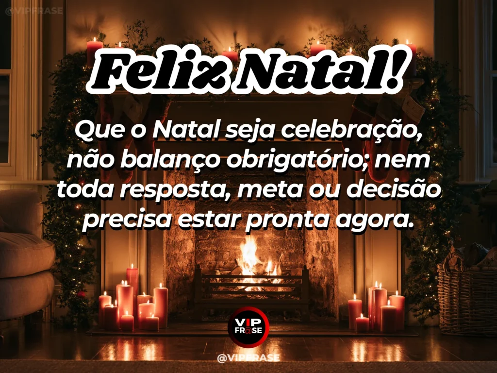 Frase de Natal sobre celebrar sem balanço obrigatório, com agenda fechada ao lado de enfeites e vela.