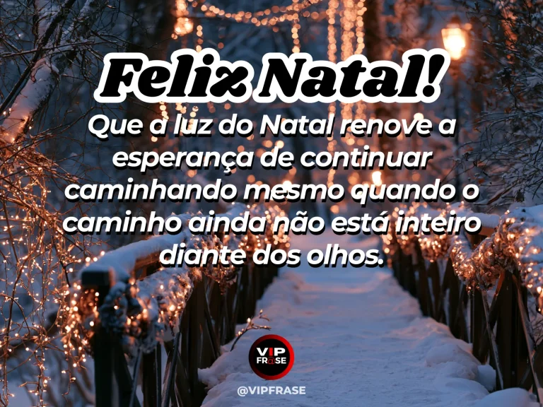 Céu noturno com estrela brilhante acima de estrada tranquila, iluminação natalina discreta nas margens