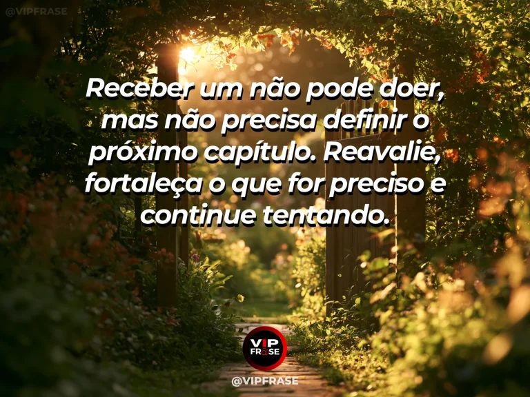 Frase motivacional sobre superação, com uma pessoa deixando um portão fechado para trás e seguindo por uma rua aberta.
