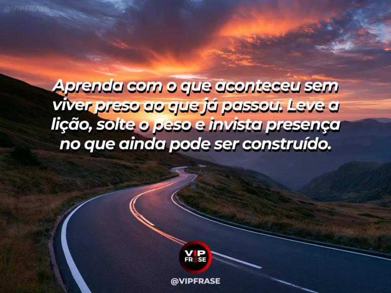 Frase motivacional sobre sabedoria, com um retrovisor mostrando a estrada distante enquanto o para-brisa se abre para um horizonte claro.