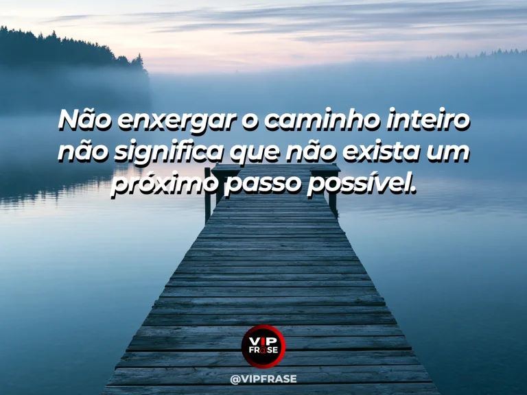 Frase reflexiva sobre esperança com passarela em campo aberto até o horizonte.