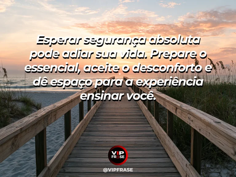 Frase motivacional sobre coragem, com uma pessoa diante da entrada de uma trilha iluminada na floresta, pronta para começar.