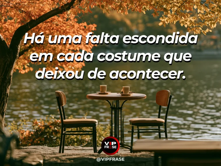Frase sobre saudade com mesa de café simples com cadeira desocupada entre flores.