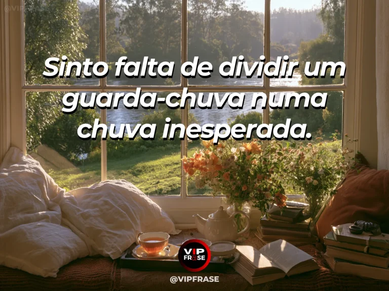 Mensagem sobre saudade, com dois guarda-chuvas encostados em parede florida após chuva de verão.
