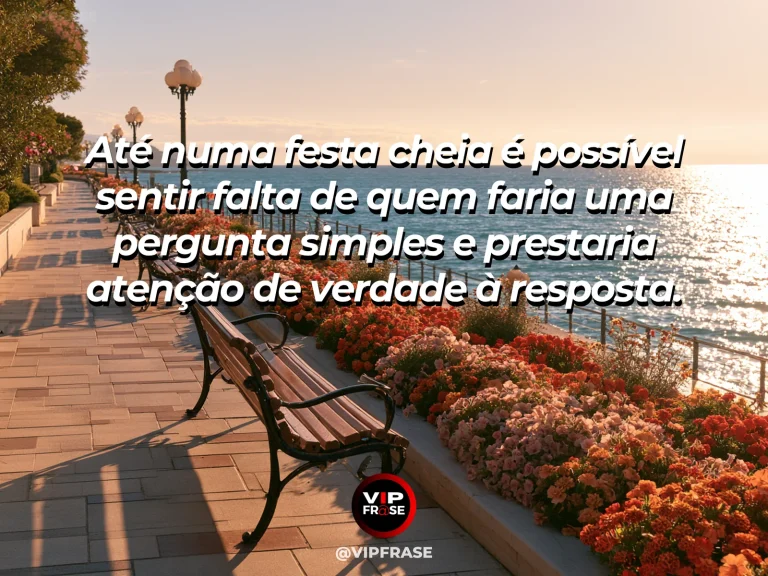 Frase sobre saudade com cadeiras festivas entre flores com uma cadeira vazia.