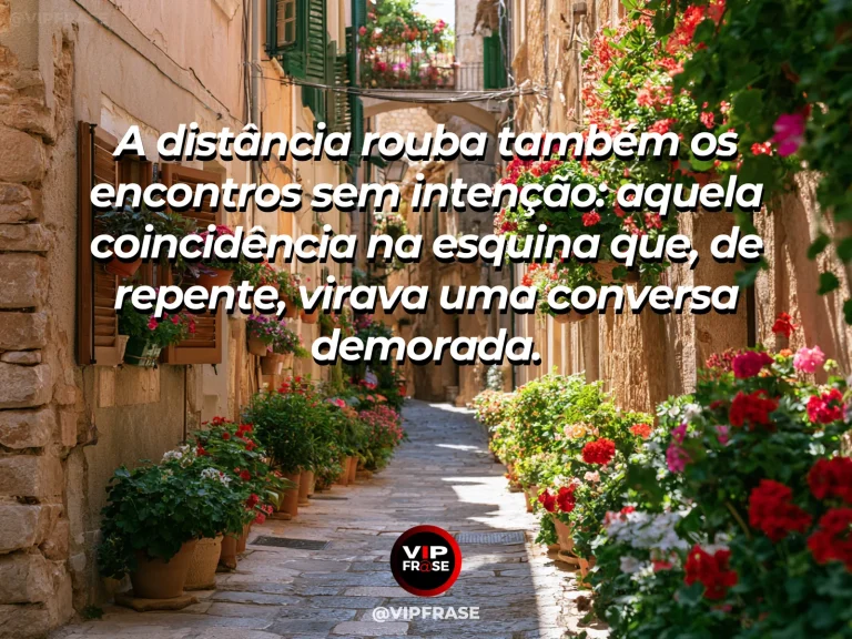 Frase sobre saudade com duas portas coloridas em casas vizinhas com flores.