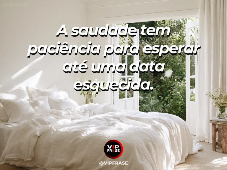 Frase sobre saudade com calendário sem letras em mesa florida junto à janela.