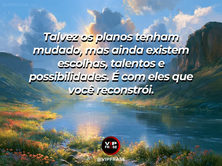 Mensagem de superação em encosta recuperando o verde ao amanhecer, simbolizando recursos que permanecem e permitem reconstruir.