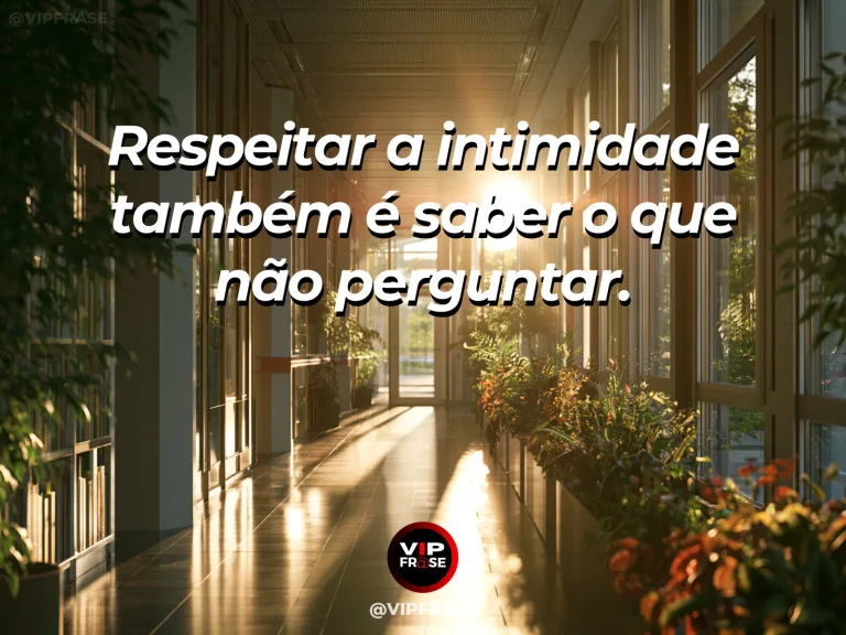 Mensagem de sabedoria sobre respeito à intimidade, com porta de madeira entreaberta em corredor com flores.