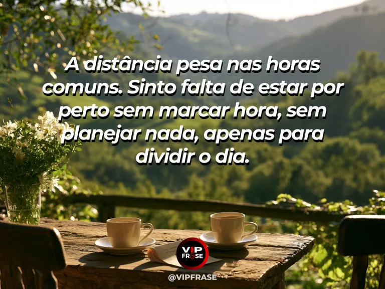 Mensagem de saudade sobre a falta da presença no cotidiano, com rua acolhedora com mesas de café e colinas distantes.