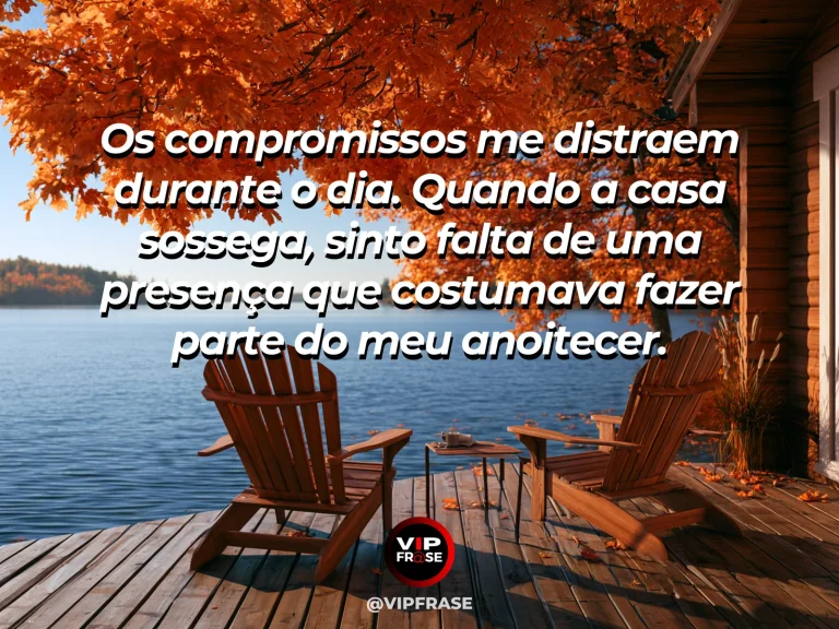 Mensagem de saudade sobre a falta que aparece ao anoitecer, com varanda florida com luzes da cidade ao entardecer.