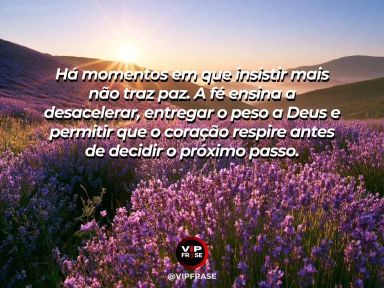 Mensagem de fé sobre entrega a Deus e paz interior, com campo de lavanda ao pôr do sol.