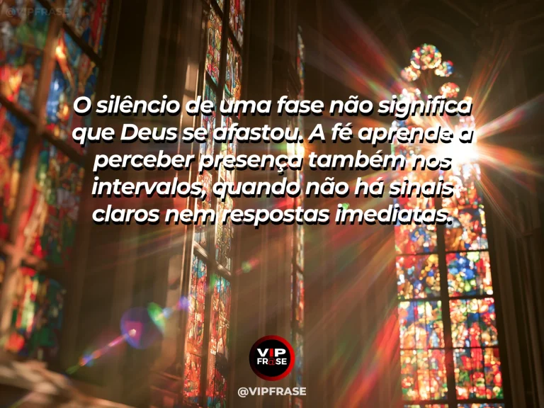Frase de fé sobre presença de Deus no silêncio, com grande cachoeira tropical, névoa iluminada e arco-íris sutil.