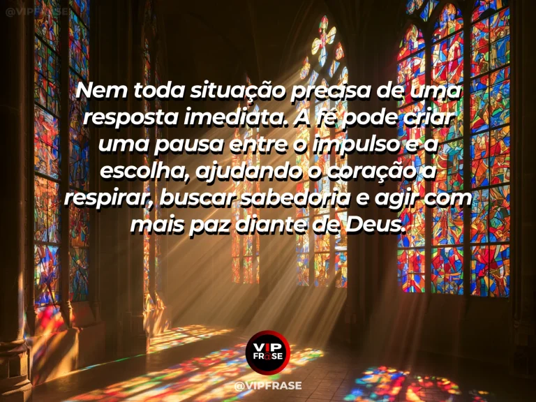Mensagem de fé sobre fé, sabedoria e serenidade, com enseada de água transparente entre pedras claras.
