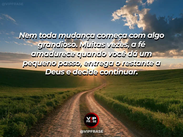 Mensagem de fé sobre crescer em pequenos passos, com passarela de madeira sobre campo de flores silvestres.