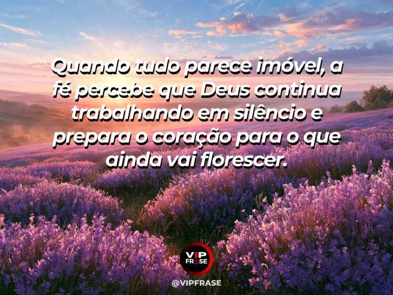 Frase de fé sobre esperança em tempos de espera, com campo de lavanda ao nascer do sol, com névoa e horizonte luminoso.